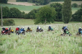  Cuatrimoto en el campo 